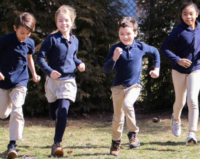 4 children running 